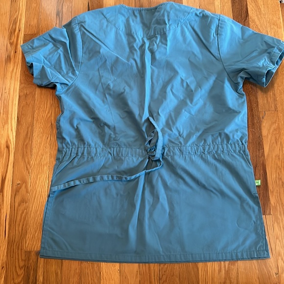 Size extra small small Christmas scrub top excellent condition - Picture 2 of 3